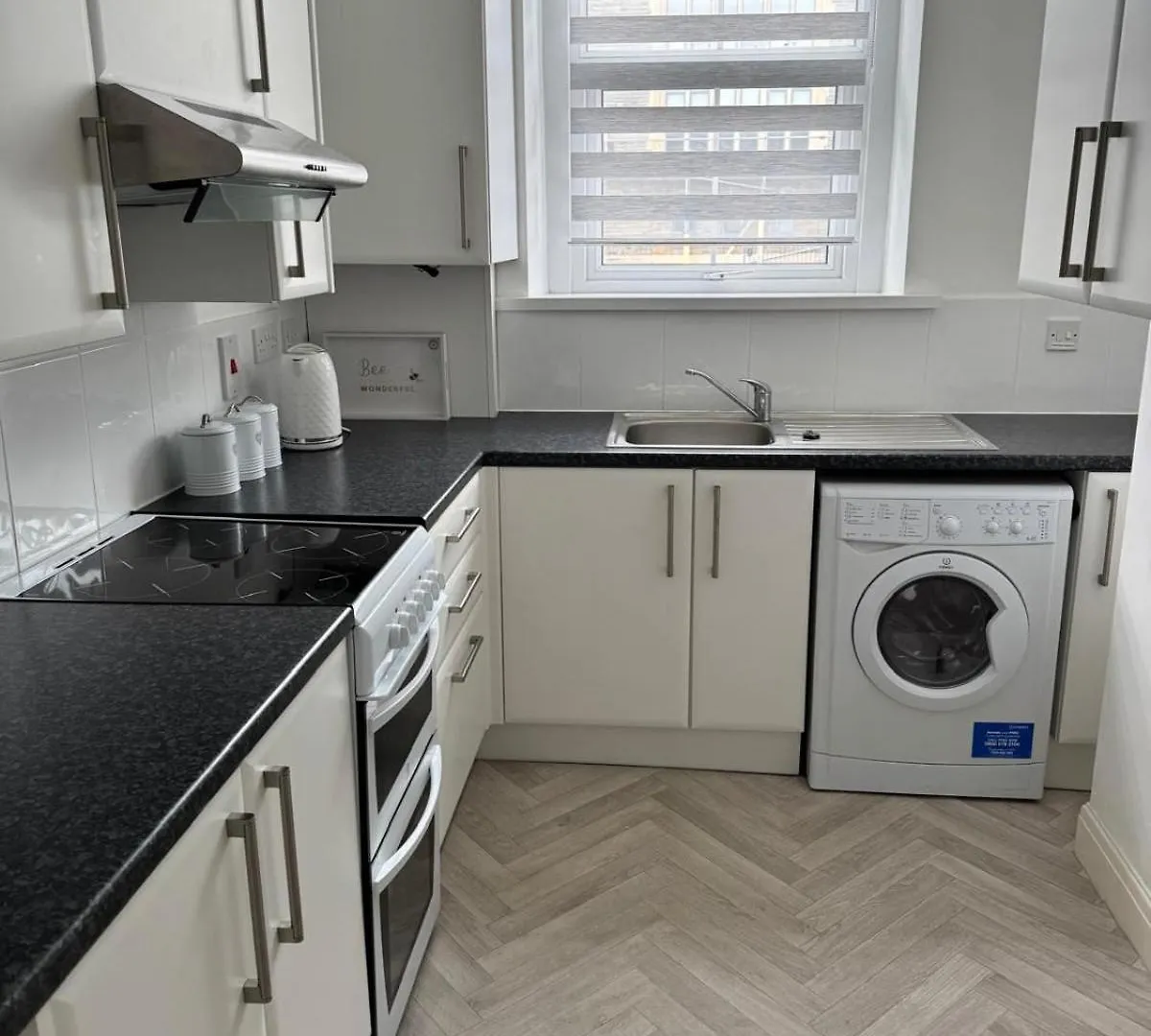 Spacious 2 Bed Apartment In The Centre Of Penarth Cardiff 0*,