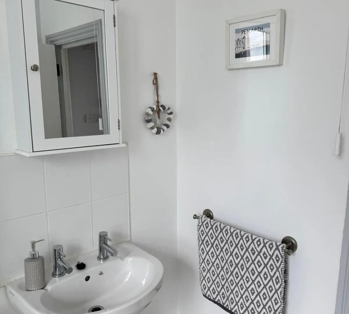 Spacious 2 Bed Apartment In The Centre Of Penarth Cardiff 0*,