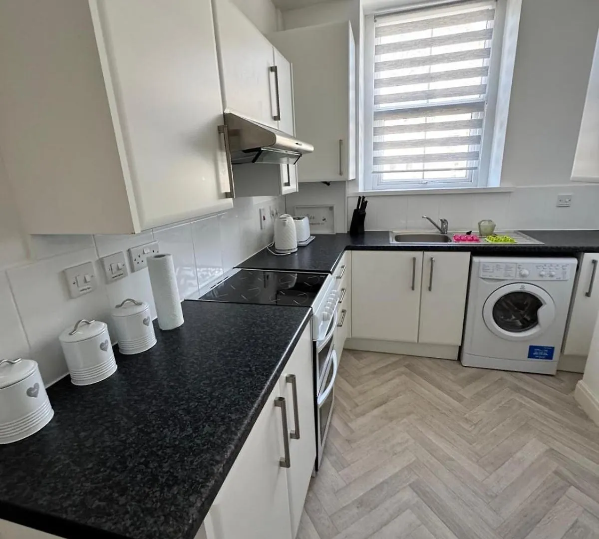 Spacious 2 Bed Apartment In The Centre Of Penarth Cardiff 0*,